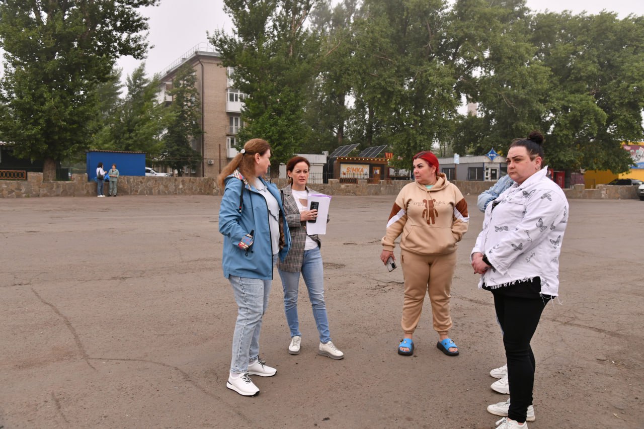 В День защиты детей 479 юных жителей Свердловского муниципального округа отправились на долгожданный летний отдых к побережью Азовского моря. Утром 1 июня на территории автовокзала царила оживленная атмосфера. Дети, их родители, представители управления образования, временно исполняющий обязанности первого заместителя Главы Администрации Татьяна Мирошникова, руководитель делегации Красноярского края Виталий Панасенко собрались, чтобы проводить ребят в оздоровительные лагеря. «В первую очередь, на отдых отправились дети участников СВО, одарённые дети, лидеры, активисты», – отметила Татьяна Мирошникова. 379 детей проведут время в Спортивном оздоровительном комплексе «Ромашка» в Ростовской области, благодаря поддержке Красноярского края. Ещё 100 ребят отправятся в Детский оздоровительный лагерь «Золотая Коса», также расположенный в Ростовской области, при содействии Республики Тыва. ПОДРОБНЕЕ