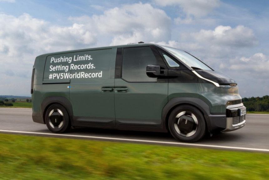 Электрофургон Kia PV5 установил мировой рекорд дальнобойности Коммерческое семейство Kia PV5 дебютировало в конце февраля В него входят пассажирские минивэны и среднеразмерные фургоны в разных вариантах исполнения и длины Главными конкурентами Kia PV5 являются электромобили из линейки Volkswagen ID Buzz Дабы продемонстрировать преимущества своих машин немецкое подразделение Kia устроило пробег в ходе которого электромобиль PV5 установил мировой рекорд дальнобойности в классе легких грузовых фургонов Подробности   autoreview ru news elektrofurgon kia pv5 ustanovil mirovoy rekord dal noboynosti автоновости киа kia Авторевю