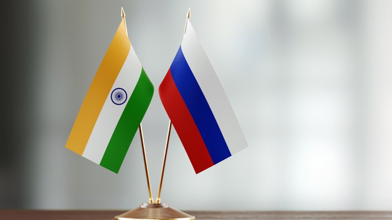 Винай Кумар посол Индии в России сообщил о намерениях страны увеличить экспорт автомобилей и мобильных телефонов в Россию Он отметил что Индия планирует расширить поставки в Россию таких товаров как автомобили и запчасти к ним а также электронику включая мобильные устройства текстиль строительные материалы и множество других продуктов