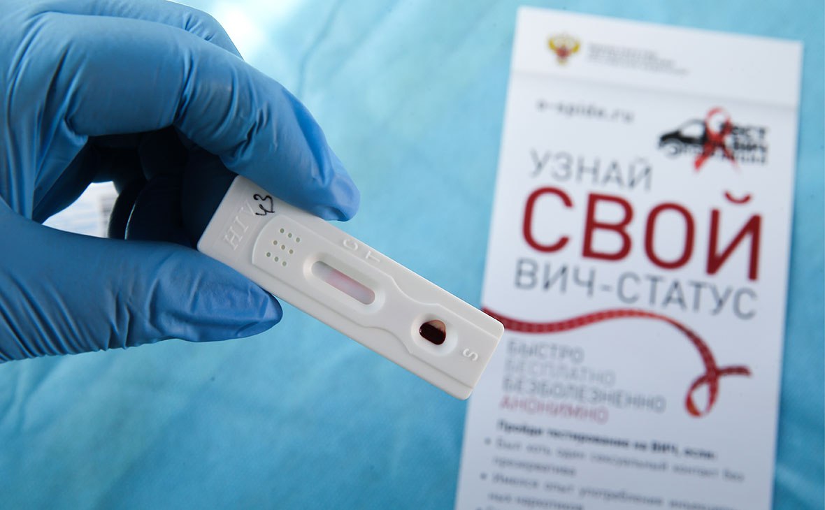 В 11 регионах России ВИЧ выявлен у более чем 1% беременных женщин. Согласно заявлению Роспотребнадзора, в России проживают 1,2 млн человек с ВИЧ. Подробной статистики пока нет, но экспертам уже известно, что в определенных регионах ситуация ухудшается. В 2024 году в среднем по России доля беременных с ВИЧ составила 0,6%. В 14 регионах вирус обнаружен более чем у 1% будущих мам, из них в 11 регионах такой показатель фиксируется последние три года, пишет портал «Если быть точным». Самая тяжелая ситуация в Сибирском федеральном округе. В пяти регионах более 1% беременных с ВИЧ, а в Кемеровской области показатель равен 2,3%. К другим проблемным регионам относятся Ленинградская, Оренбургская, Омская, Свердловская и Челябинская области, а еще Тюменская без автономных округов. При этом ученые уже доказали: беременным можно принимать терапию, в том числе и ДКП. Например, инъекции каботегравира безопасны как до, так и во время беременности. АРТ позволят сохранить здоровье женщины, а также сильно снизить вероятность передачи вируса ребенку.