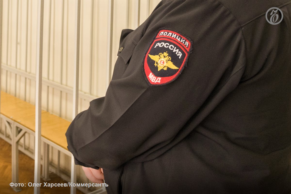 По факту ДТП с двумя погибшими на трассе Вологда — Тихвин возбуждено уголовное дело Полиция возбудила уголовное дело после аварии с двумя погибшими на трассе Вологда — Тихвин. Об этом сообщили в пресс-службе ГУ МВД по Петербургу и Ленобласти. Авария произошла 22 июня на 394-м километре трассы. По предварительной информации, 40-летняя женщина за рулем «Киа Рио» по неустановленной причине выехала на встречку, спровоцировав лобовое столкновение с автомобилем «Омода» под управлением 25-летнего водителя. «В результате аварии погибли водитель "Киа" и 65-летняя пассажирка "Омоды". По уточненным данным, еще четыре человека получили травмы, среди них — 11-летний ребенок»,— сообщает пресс-служба главка. Возбуждено уголовное дело по ч. 5 ст. 264 УК РФ Нарушение правил дорожного движения . Выясняются все обстоятельства случившегося.