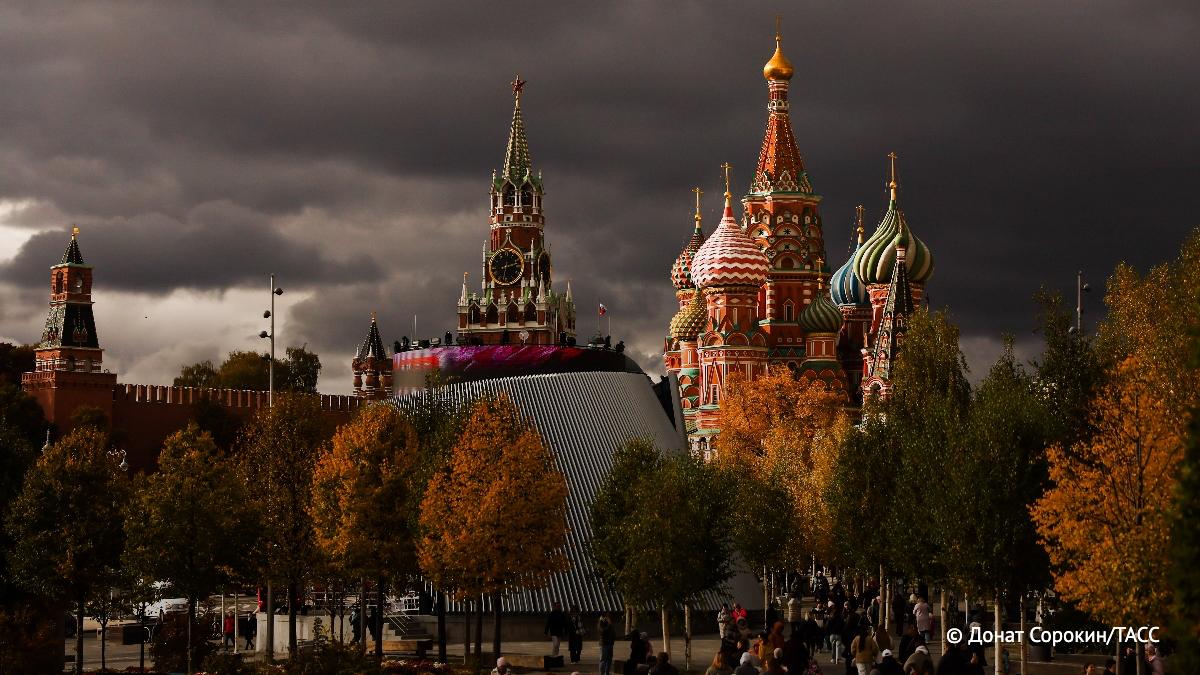 Расходы Москвы в 2026 году могут составить почти 6 4 трлн рублей доходы 5 94 трлн рублей Это следует из проекта бюджета Дефицит может составить почти 448 млрд рублей Подпишись на ТАСС Москва в Мах