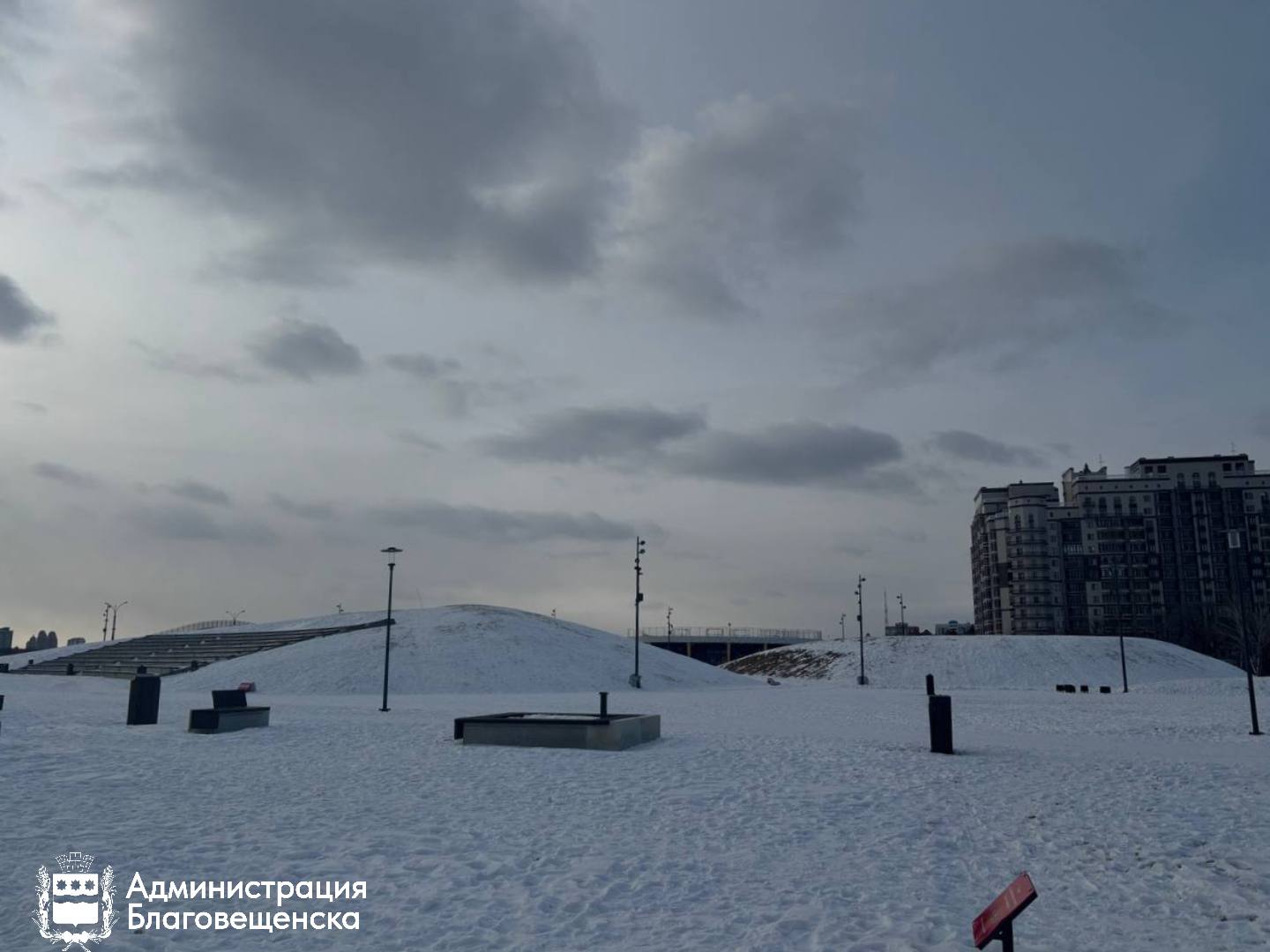 Безопасность превыше всего в Благовещенске принимают усиленные меры для того чтобы люди не катались с холмов на набережной Холмы на Трибуне Холл пользуются популярностью среди благовещенцев и гостей города в любое время года Но если летом это был безопасный досуг прогулки или отдых на траве то зимой горожане придумали более травмоопасный способ времяпровождения катание с холмов Власти Благовещенска напоминают что кататься на заснеженных холмах Трибуны Холл запрещено Такие спуски очень опасны Съезжающий с холма человек может укатиться в сторону лавочек или урн стоящих у подножия и удариться о них или сбить с ног проходящих внизу людей Отметим также что катание сильно вредит газонам Чтобы люди не катались с холмов на набережной запустят систему голосового оповещения Громкоговорители будут работать с 11 00 до 21 00 каждые 20 минут С сегодняшнего дня на набережной организуют рейды Сотрудники административной комиссии комиссии по делам несовершеннолетних и полиция патрулируют территорию За катание с холмов могут привлечь к административной ответственности Отметим что на набережной в Благовещенске оборудуют безопасные альтернативы катанию с холмов Сейчас на площади монтируют большую тюбинговую горку Прокатиться с неё можно будет уже в начале декабря Кроме того в декабре в городе и на площади Ленина появится несколько ледяных горок
