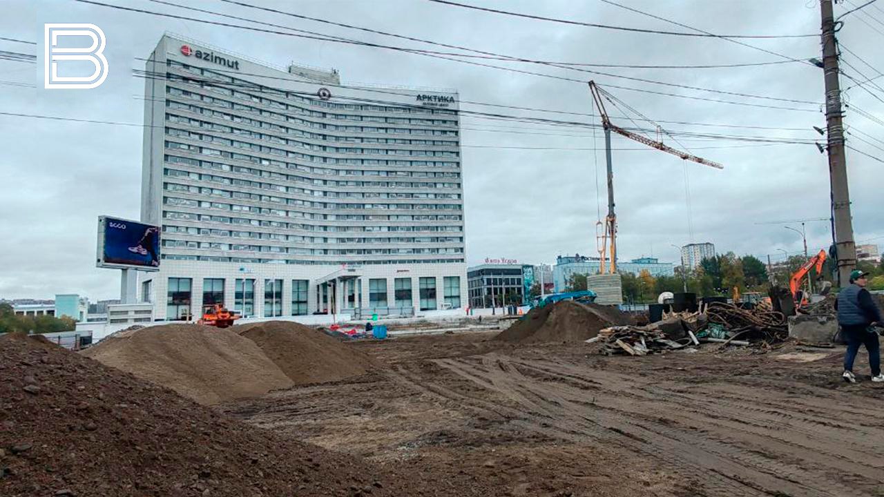Площадь Пять Углов откроется не раньше 2026 года Об этом сообщил подрядчик на пресс конференции по благоустройству исторического центра города Отмечается что по завершении работ остановка общественного транспорта может остаться возле Меридиана По словам мурманчан это положение удобнее чем возле Арктики Все самые важные новости Telegram MAX