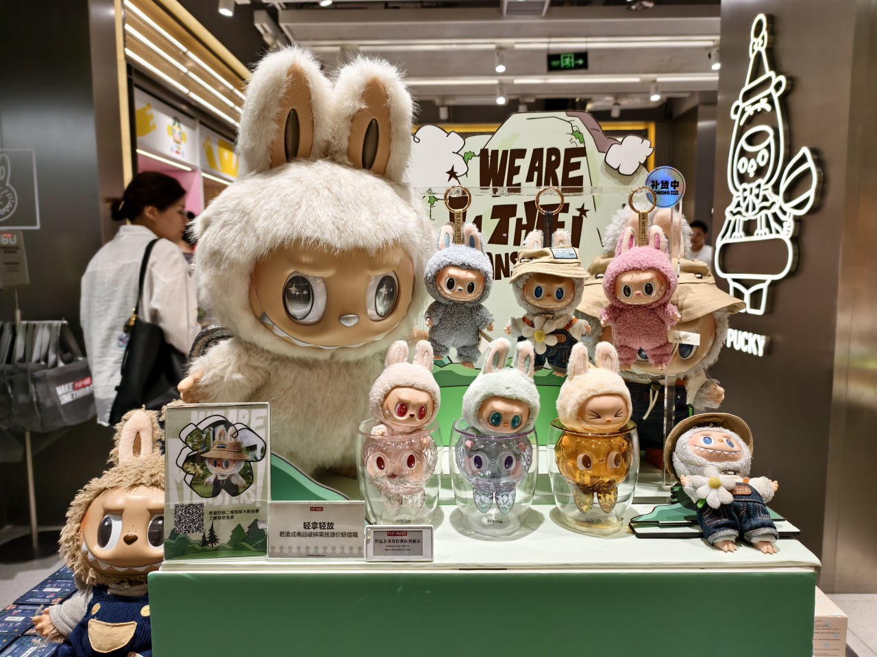 Выручка производителя игрушек Labubu выросла на 250 Китайская компания Pop Mart производитель зубастых монстров Labubu отчиталась о резком скачке продаж в третьем квартале этого года По сравнению с аналогичным периодом 2024 го выручка компании увеличилась на 250 При этом рост в самом Китае составил 185 190 а выручка от реализации продукции за рубежом выросла сразу на 365 370 Отмечается что одной из причин новой волны покупательского ажиотажа стал выпуск новых мини кукол Лабубу в конце августа Китайская Панорама