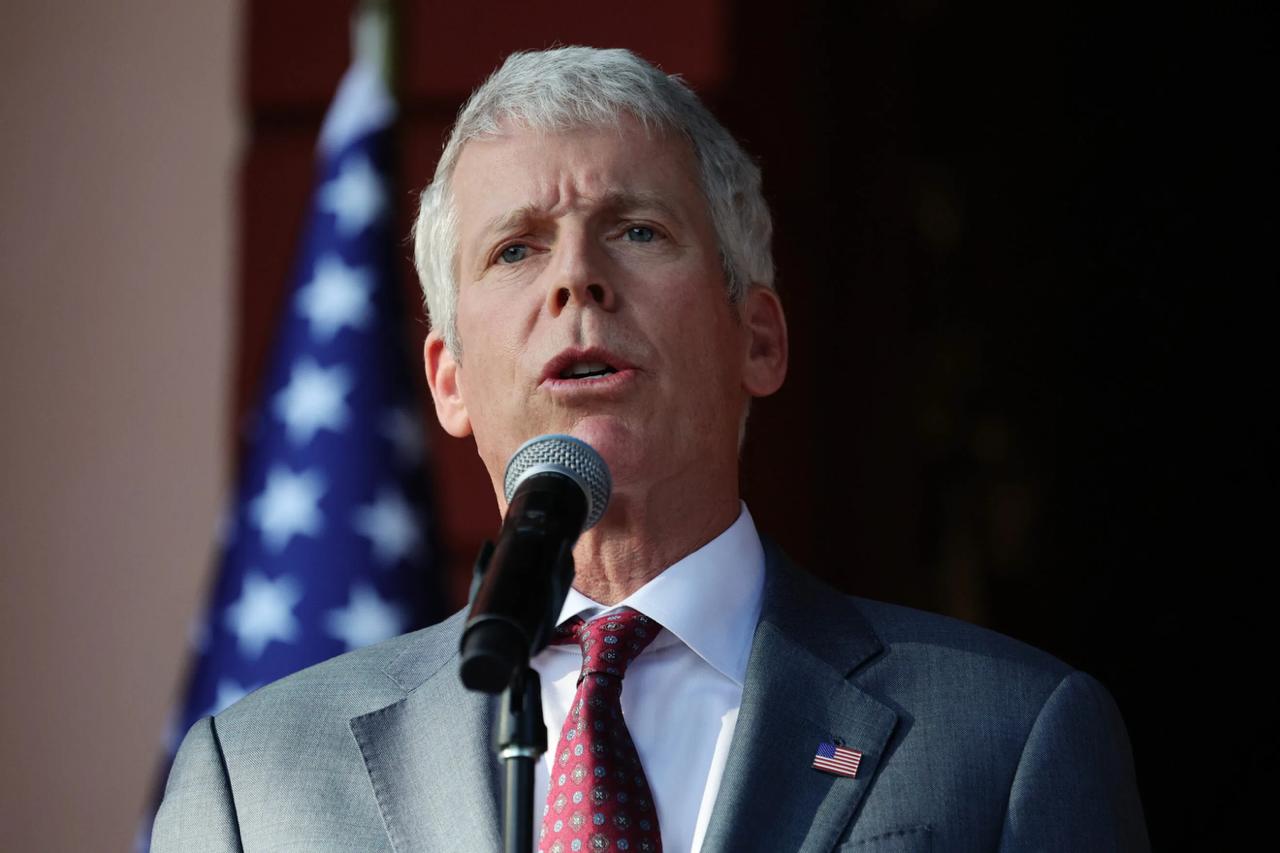 США пригрозили выйти из Международного энергетического агентства если организация не откажется от акцента на чистой энергетике Министр энергетики США Крис Райт заявил что агентство должно сосредоточиться на энергетической безопасности и прекратить продвигать сценарии чистого нуля Администрация Дональда Трампа с января 2025 года поддерживает расширение добычи ископаемого топлива и усиливает давление на агентство Основанное в 1974 году МЭА формирует глобальные прогнозы развития энергетики