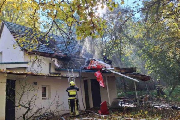 Под Кишиневом разбился легкомоторный самолет  Легкомоторный самолет разбился в расположенном под Кишиневом населенном пункте Вадул-луй-Водэ. Об этом сообщает ТАСС со ссылкой на данные Службы чрезвычайных ситуаций МВД страны.  Как отмечается, прибывшие на место пожарные обнаружили в самолете тело человека.  В МВД страны уточнили, что воздушное судно упало на одно из зданий на территории базы отдыха Speraza. После падения вспыхнул пожар. По предварительной информации, никто из находящихся на земле людей не пострадал. Прибывшие на место следователи устанавливают обстоятельства авиакатастрофы.  aviaru.net/n277135