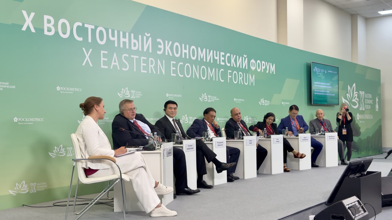 Алексей Оверчук выступил на сессии Большое Евразийское партнерство новые парадигмы развития континента Восточного экономического форума Большое Евразийское партнерство БЕП масштабный экономико цивилизационный проект направленный на создание единого пространства для взаимовыгодного сотрудничества государств и интеграционных объединений Евразии В своем выступлении Алексей Оверчук изложил основные элементы российского видения формирования БЕП Оно предусматривает сотрудничество в таких сферах как создание сети международных торговых и инвестиционных соглашений развитие транспортной инфраструктуры формирование сети экономических коридоров включая особые экономические зоны создание общего цифрового пространства обеспечение энергетической безопасности развитие независимой и безопасной платежной инфраструктуры интеграция в области научно технических исследований Новости Правительства России