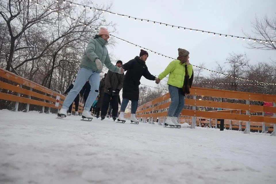 В Челябинске закрываются катки под открытым небом.   В Челябинске закрываются последние катки. 14 марта прекратил работу каток в парке имени Терешковой.   Каток в парке имени Гагарина – последний оставшийся – перестанет принимать челябинцев с 17 марта. 16 марта, в последний день его работы, устроят катание под живую музыку. Как сообщили в администрации парка, в 16:00 в медиарубке катка выступит группа «Модуляция». ее сменят скрипач Владислав Грасс и ди-джей Денис Гросс.