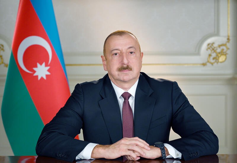 Президент Азербайджанской Республики Ильхам Алиев поздравил азербайджанский народ с праздником Гурбан.  "Уважаемые соотечественники!  Сердечно поздравляю вас со священным Гурбан байрамы, передаю всем вам самые искренние пожелания.  Символ духовной сплоченности и единства мусульман всего мира - Гурбан байрамы, являясь одним из главных праздников Ислама, избранного Всевышним как путь истины для человечества, призывает людей к равенству, братству и самоотверженности.  Церемонии Гурбан байрамы, которые еще больше укрепляют гуманизм и чувства благожелательности в нашем обществе, ежегодно проводятся в Азербайджане с приподнятым настроением и торжественностью. В эти дни возносятся молитвы за прогресс нашего государства, благополучие и процветание нашего народа, отдается дань светлой памяти шехидов. Выражаю надежду, что ваши чистые помыслы, молитвы и желания сбудутся и милость Всемогущего Аллаха всегда будет с нашим народом.  Дорогие сестры и братья!  В дни благословенного Гурбан байрамы еще раз сердечно поздравляю вас и всех наших соотечественников, проживающих в различных уголках мира, желаю вашим семьям счастья, вашим домам - изобилия и достатка", - говорится в поздравлении.