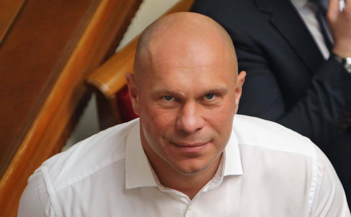 Задержан подозреваемый в причастности к убийству Ильи Кивы — экс-депутата Верховной рады. По версии следствия, Араик Амирханян передал СБУ информацию о местонахождении жертвы. Затем киллер расстрелял Киву в Подмосковье в 2023 году. По данным «Базы», в причастности к убийству экс-депутата Верховной рады Ильи Кивы подозревают бывшего «крупнейшего подрядчика Укравтодора», 44-летнего гражданина Армении Араика Амирханяна. Араика даже не пришлось задерживать: когда следователи, занимающиеся делом об убийстве Кивы, вышли на его след, то узнали, что в начале мая Амирханяна отправили в СИЗО-8 Московской области по делу о даче взятки. Как сообщают источники, следователи считают, что Амирханян вошёл в доверие к Киве, следил за ним, а затем передал сотрудникам СБУ информацию о том, где тот живёт. Войти в доверие к Киве для Амирханяна было, видимо, несложно. Араик наделал много шума на Украине во второй половине 10-х: Амирханян занимался дорожным бизнесом, имя Араика часто мелькало в скандалах, связанных с Укравтодором. В 2021 году Амирханяна заподозрили в присвоении 500 млн гривен из бюджетных средств, а позже Владимир Зеленский лишил его украинского гражданства, объяснив это наличием у него армянского паспорта. Илью Киву, которого на Украине обвиняли в госизмене и ещё по нескольким статьям, убили 6 декабря 2023 года. Труп Кивы нашли лежащим на животе в снегу в деревне Супонево на территории отеля «Величъ кантри клаб». Киллер ждал жертву в лесу недалеко от клуба. Подписывайтесь, это Baza