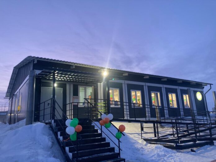 Еще три торгово логистических центра построят до конца года в Арктической зоне Якутии Об этом в передаче Актуальное интервью телеканала НВК Саха сообщил заместитель министра по развитию Арктики и делам народов Севера Михаил Погодаев Новые ТЛЦ заработают в селе Батагай Алыта Эвено Бытантайского района селе Оленек Оленекского района и поселке Чокурдах Аллаиховского района Эти центры станут важным звеном в системе северного завоза обеспечивая необходимые условия для хранения и распределения товаров в арктических районах Якутии Подробнее читайте по ссылке Фото sakha gov ru yk24 ru в MAX Telegram ВК VK Видео