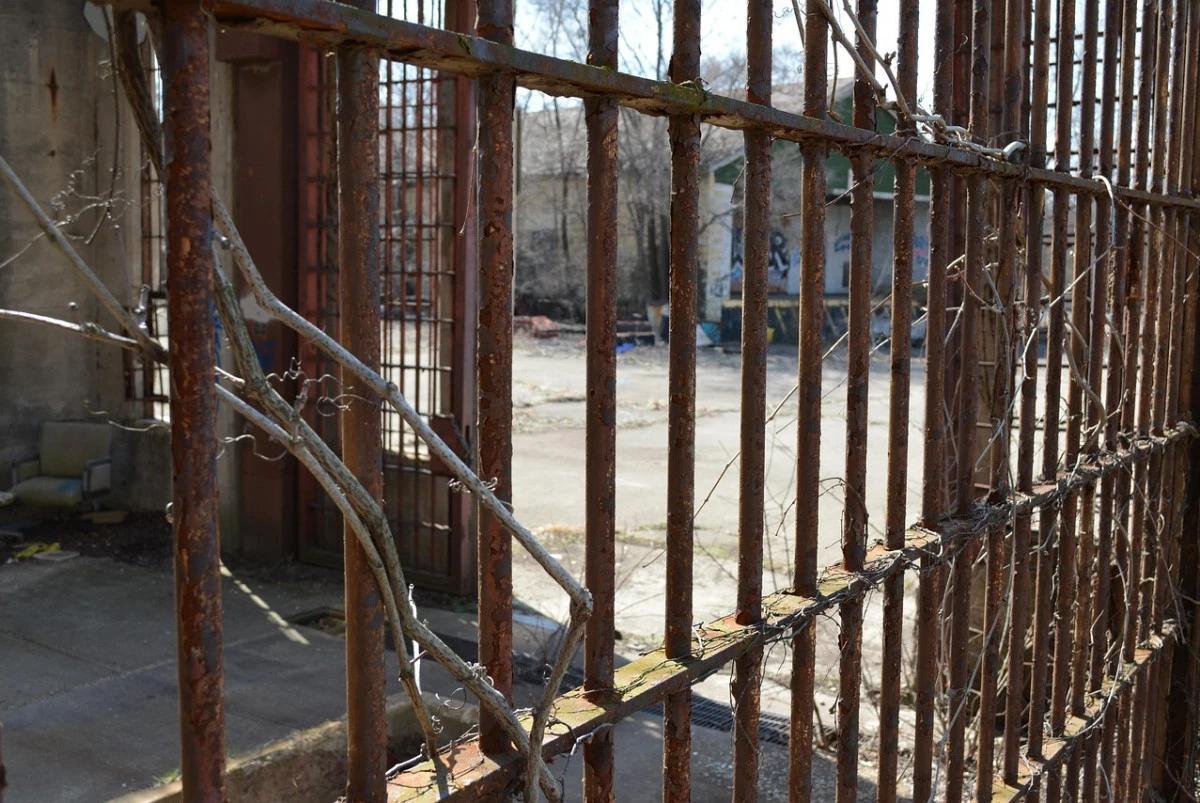 В Атырау из СИЗО по ошибке выпустили другого заключенного   В Атырауском следственном изоляторе произошёл серьёзный инцидент: на свободу по ошибке выпустили заключённого, который ещё не должен был покидать учреждение, передает BAQ.KZ.  Как оказалось, ошибка возникла из-за совпадения фамилий при оформлении документов.  Несмотря на внутренние процедуры, необходимые бумаги были подписаны несколькими руководителями, и "освобождённый" спокойно покинул территорию СИЗО.  Заместитель председателя Комитета уголовно-исполнительной системы  КУИС  Рустем Тунгышбаев прокомментировал ситуацию, подчеркнув, что настоящий осуждённый продолжает отбывать наказание в исправительном учреждении.  По факту инцидента уже возбуждено уголовное дело, ведётся служебное расследование. Виновные должностные лица будут строго наказаны.  Администрация СИЗО совместно с правоохранительными органами принимают все меры для предотвращения подобных ошибок в будущем.