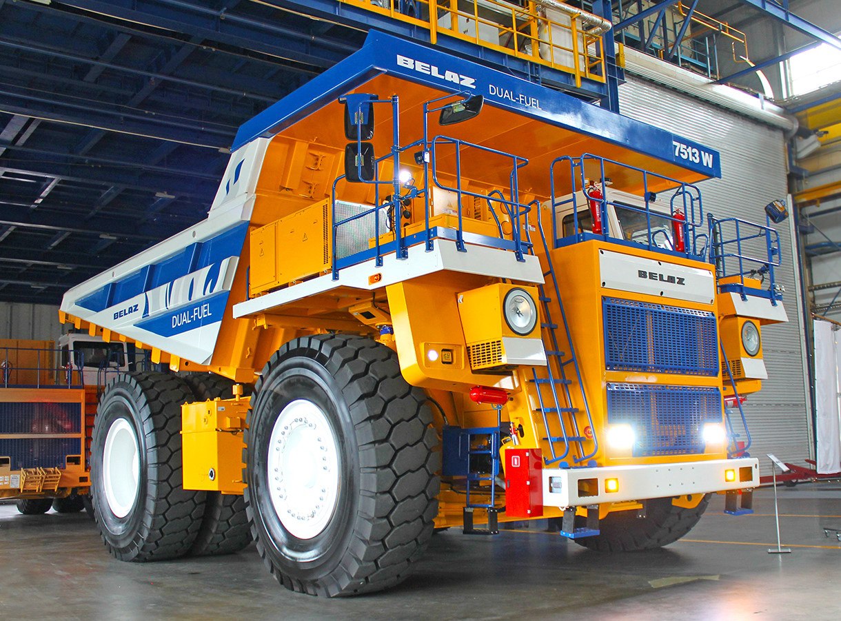 Представлен новый карьерный самосвал БелАЗ 7513W грузоподъёмностью 130 тонн Модель оснащена двигателем мощностью 1600 л с работающим в газодизельном режиме что позволяет замещать до 50 дизельного топлива сжиженным природным газом СПГ Система управления подачей топлива оптимизирует соотношение дизеля и газа для максимальной эффективности