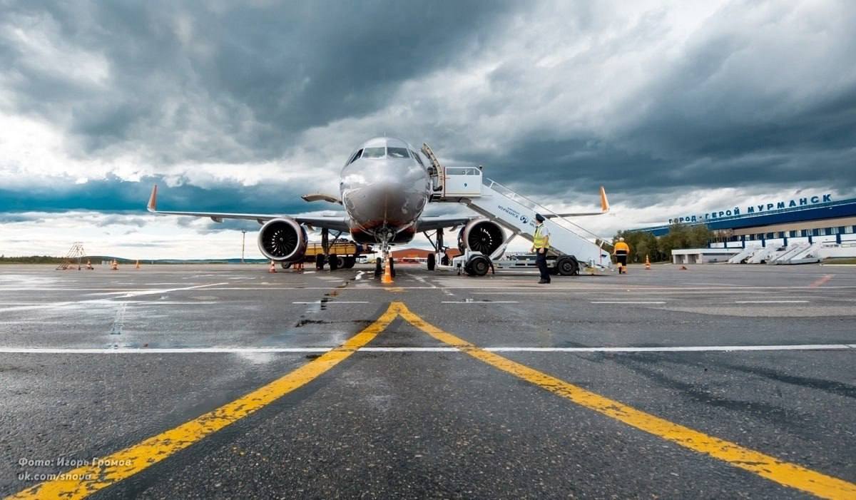 На 2 5 часа задерживается вылет рейса Мурманск Москва Это следует из онлайн расписания аэропорта Суперджет 100 приземлится в Заполярье сегодня ориентировочно в 16 30 вместо запланированных 14 05 Соответственно на это же время сдвигается отправление рейса обратно в столицу Также в воскресенье на 40 минут позже в небо поднимется борт Северстали по маршруту Мурманск Архангельск