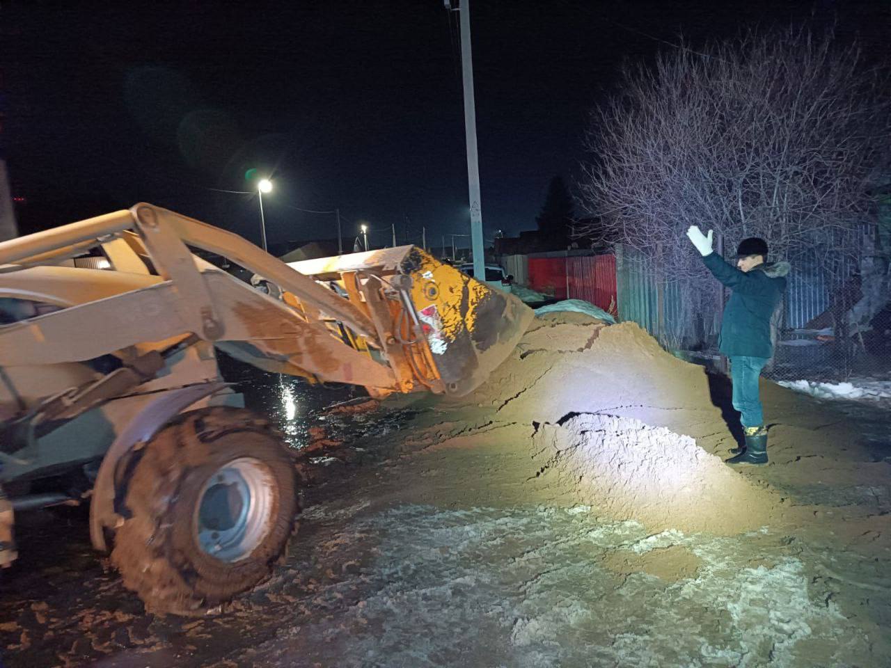 Вода с полей пришла и в Сорочинск  На улицу К. Маркса вода пришла с полей от магистральной электроподстанции. Стремительно наполнился пустырь между домом N215 и «Трансгазом».   - Водопропускные трубы здесь были заранее прочищены. Но перелива через дорогу избежать не удалось, - сообщила глава города Татьяна Мелентьева.   В городе работают службы, которые выезжают на участки, где вода подобралась к жилым домам. Жителей просят также самостоятельно очищать канавы, водосбросные и водопропускные трубы, расположенные на подъезде к участкам и не засорять естественные протоки воды.   В экстренных случаях необходимо звонить в Единую дежурно-диспетчерскую службу округа: 8 35346 4 20 93.      Оренбуржье