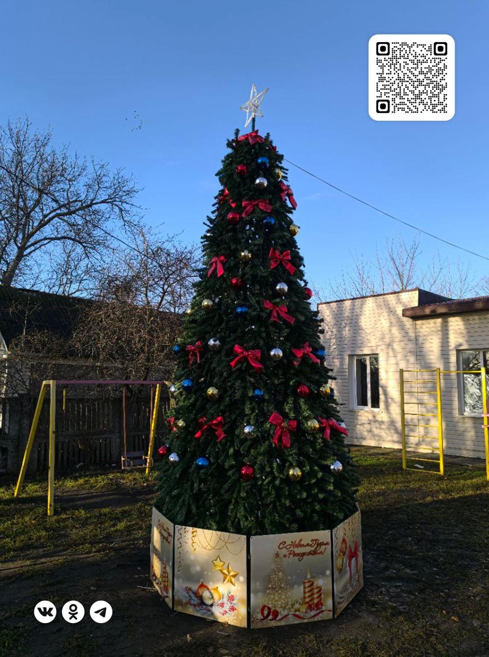 Новогодние красавицы украсили поселки городского округа Мариуполь  Старый Крым, Сартана, Талаковка и Калиновка преобразились в преддверии Нового года – в каждом поселке появились праздничные елки.  Сотрудники МУП АГМ «Зеленстрой» установили их в местах, которые наиболее посещают жители.  Выбор искусственных елок на предприятии объяснили их практичностью и долговечностью – они будут радовать глаз посельчан многие годы.