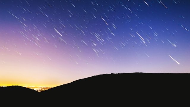Звездопад который наблюдается только рано утром можно будет увидеть в субботу Необычный метеорный поток Дневные Секстантиды достигнет максимальной активности 27 сентября В отличие от большинства звездопадов его вспышки видны только утром до восхода солнца так как радиант потока находится близко к светилу Увидеть его смогут жители как Северного так и Южного полушария Земли Секстантиды один из редких дневных метеорных потоков таких менее 1 от всех известных Его источник астероид 2005 UD обломок знаменитого 3200 Фаэтона Поток наблюдается с середины сентября и продлится до 9 октября Как рассказал эксперт в области астрономии Пермского Политеха Евгений Бурмистров лучшие условия для наблюдения раннее утро с 4 до 6 часов вдали от городских огней Глазам необходимо дать привыкнуть к темноте 15 20 минут не стоит смотреть на экраны Метеоры лучше всего заметны на расстоянии 30 40 от точки восхода примерно на уровне вытянутой вверх руки объяснил Бурмистров Катунь 24 в MAX