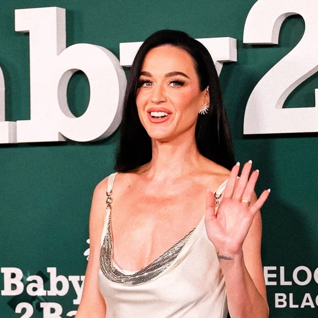 Кэти Перри отсудила у ветерана 1 8 млн Поп певица отсудила у 86 летнего американского ветерана Карла Уэскотта 1 8 млн В 2020 году они договорились о покупке дома за 15 млн но мужчина попытался отменить сделку утверждая что был под действием обезболивающих после операции Суд признал действия ветерана неправомерными и встал на сторону Перри   справедливо жаль ветерана а у нас квартира осталась Долиной НМШ