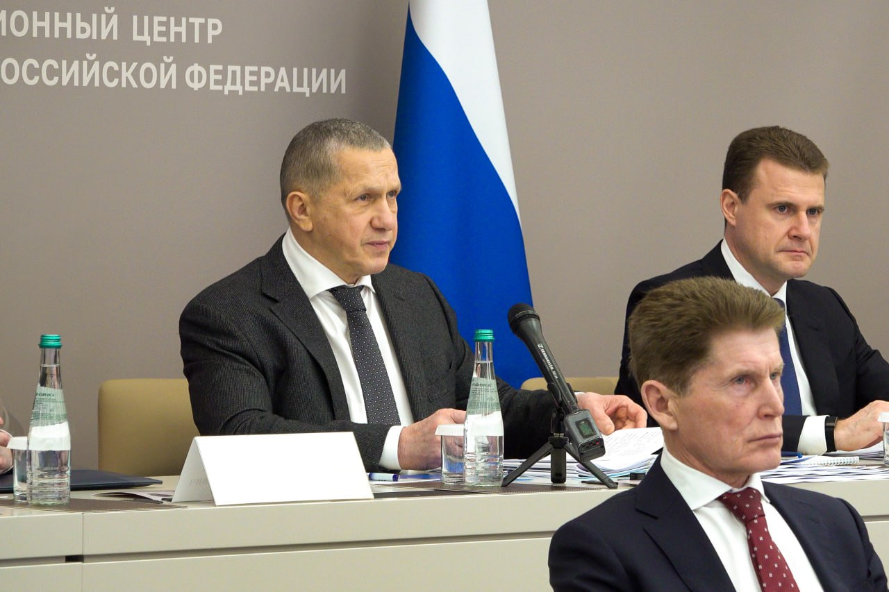 Юрий Трутнев провел заседание Правительственной комиссии по вопросам социально экономического развития Дальнего Востока Одной из главных тем встречи зампредседателя Правительства РФ полномочного представителя Президента РФ в Дальневосточном федеральном округе Юрия Трутнева с главами всех субъектов макрорегиона стало здравоохранение   Правительство Российской Федерации проводит большую работу в данной сфере В рамках программы президентская дальневосточная единая субсидия на Дальнем Востоке с 2018 года построено и модернизировано 80 больниц открыто более 50 фельдшерско акушерских пунктов В рамках государственной программы Развитие здравоохранения введен еще 51 объект Действуют программы Земский доктор и Земский фельдшер благодаря которым молодые врачи получают подъемные при переезде в сельскую местность Несмотря на это в макрорегионе сохраняется дефицит квалифицированных медицинских кадров Вместе с тем сохраняется низкая доступность медицинской помощи в отдаленных и труднодоступных населенных пунктах сказал Юрий Трутнев С 2019 года для регионов ДФО приобретено 1800 единиц автотранспорта для медицинских учреждений Поставлено 176 мобильных медицинских комплексов Ежегодно увеличивается финансирование санитарной авиации прирост до 2030 года на 31 8 Как отметил глава Минздрава РФ Михаил Мурашко для Дальнего Востока внедрены специальные меры С 2024 года в расчёт субвенции ОМС включён коэффициент доступности медицинской помощи 1 5 С учетом этого выделены дополнительно 11 2 миллиарда рублей на 2026 год Также регламентирующие документы Минздрава России по территориальному планированию и организации медицинской помощи учитывают климато географические особенности региона и плотность населения До 2030 года запланировано оснащение 11 перинатальных центров создание 7 женских консультаций обновление 56 объектов здравоохранения в 10 регионах ДФО в рамках мастер планов   На инфраструктурные изменения в ДФО в рамках нацпроекта Продолжительная и активная жизнь будет направлено не менее 5 федеральных средств Также обсуждались вопросы кадрового обеспечения использование мобильных форм работы и телемедицины лекарственное обеспечение   Здравоохранение остается одним из наиболее острых для дальневосточников тем Одна из основных причин этого невысокая плотность населения Добиться высокой концентрации специалистов оборудования в небольших населенных пунктах трудно Мы договорились о том что Министерство здравоохранения предложит ряд мер для улучшения качества медицинских услуг на Дальнем Востоке Также мы планируем посвятить вопросам здравоохранения одно из заседаний Совета Дальневосточного федерального округа чтобы главы регионов доложили о достигнутых результатах и поделились своим опытом подытожил обсуждение вопроса Юрий Трутнев   Подписывайтесь TG VK MAX