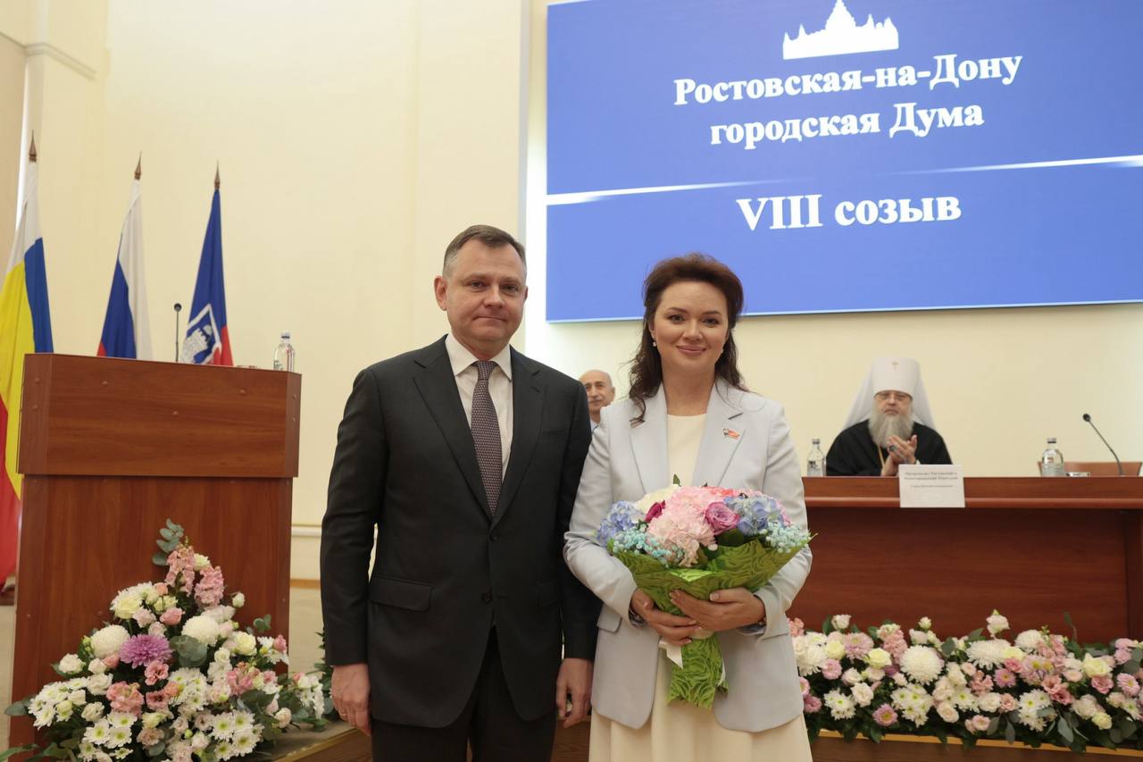 Лидию Новосельцеву избрали председателем Ростовской гордумы На первом заседании городской Думы 8 го созыва за неё проголосовали 37 депутатов Лидия Александровна Новосельцева опытный и авторитетный профессионал с понятными принципами администрация и Дума одна команда общая цель комфортный современный Ростов город для жизни активная работа с жителями в том числе через соцсети сказал губернатор Ростовской области Юрий Слюсарь Напомним Лидия Новосельцева до 15 сентября 2025 года являлась депутатом Законодательного собрания Ростовской области Ранее эту должность занимала Зинаида Неярохина Фото телеграм канал Юрия Слюсаря ДОН 24