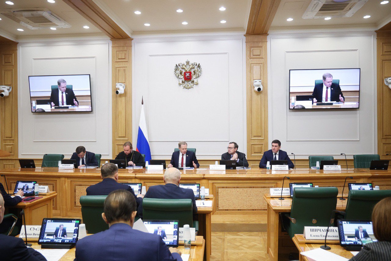 Задача сберечь наследие в Москве обсудили сохранение религиозных памятников 29 октября в Совете Федерации Федерального собрания РФ прошло совещание на тему сохранения федеральных объектов культурного наследия религиозного назначения которые находятся в плохом состоянии На встрече присутствовали заместитель председателя Правительства Тульской области министр культуры и туризма региона Ольга Гремякова и начальник инспекции Тульской области по государственной охране объектов культурного наследия Елена Шичанина Благодаря государственной программе Развитие культуры из федерального бюджета ежегодно выделяются средства на консервацию таких памятников За счет этого удаётся консервировать не менее 55 объектов В Тульской области 7 таких памятников требуют ремонта 5 из них уже отремонтированы а оставшиеся находятся в процессе реставрации