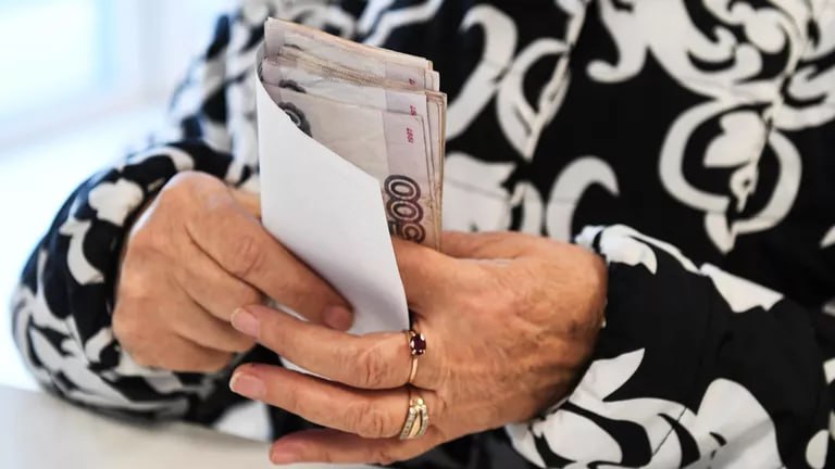 Юрист объяснила как увеличить важную часть пенсии вдвое 26 октября ПРАЙМ Какие обстоятельства помогут увеличить фиксированную часть пенсии на 30 50 рассказала агентству Прайм юрист ЕЮС Екатерина Ноженко Пенсия состоит из двух частей страховая и фиксированная Страховая часть рассчитывается индивидуально исходя из многих параметров один из которых отношение заработной платы застрахованного к средней зарплате за тот же период в стране Максимальное отношение заработков 1 2 однако для лиц проживающих в районах Крайнего Севера или приравненных к ним на 1 января 2002 года это соотношение может составлять 1 4 1 9 в зависимости от района проживания Фиксированная выплата величина постоянная она увеличивается ежегодно и сейчас составляет 8 907 70 рублей Она может быть увеличена на районный коэффициент если пенсионер проживает в районах Крайнего Севера Но это действует лишь на время проживания там Еще один вариант увеличение фиксированной части на на 50 для лиц имеющих не менее 15 лет стажа на Крайнем Севере и общий стаж от 20 лет для женщин и от 25 лет для мужчин Либо на 30 если речь идет о стаже в местностях приравненных к районам Крайнего Севера При этом требования к общему стажу сохраняются Для повышения фиксированной выплаты проживания на указанных территориях не требуется Повышенная фиксированная выплата полагается и тем кто проработал в сельском хозяйстве не менее 30 лет При выезде таких пенсионеров из сельской местности повышение сохраняется Если пенсионер имеет право на повышение фиксированной выплаты по двум основаниям применяется наиболее выгодный вариант повышения разъясняет Ноженко Сведения о проживании и о работе граждан в районах и местностях дающих право на увеличение пенсии устанавливается на основании сведений персонифицированного учета Их предоставляют работодатели и органы миграционного учета Если по каким либо причинам у СФР отсутствуют сведения о работе и или проживании в особых районах и местностях можно предоставить справку полученную у работодателя Если организация или предприятие ликвидированы получить справку можно в городском архиве или в органах миграционного учета В случае утраты документов из за стихийного бедствия ЧС или небрежного хранения установить факт данных можно через суд заключила Ноженко