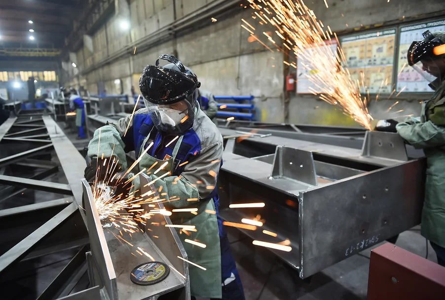 По итогам января октября индекс промпроизводства в Новосибирской области составил 98 1 Обрабатывающие производства показали падение по сравнению с аналогичным периодом прошлого года на 2 7 Добыча полезных ископаемых напротив выросла на 3 8 По итогам первых трех кварталов индекс промпроизводства в Новосибирской области составлял 99 Влад Некрасов Коммерсантъ  Подписывайтесь на Ъ Сибирь