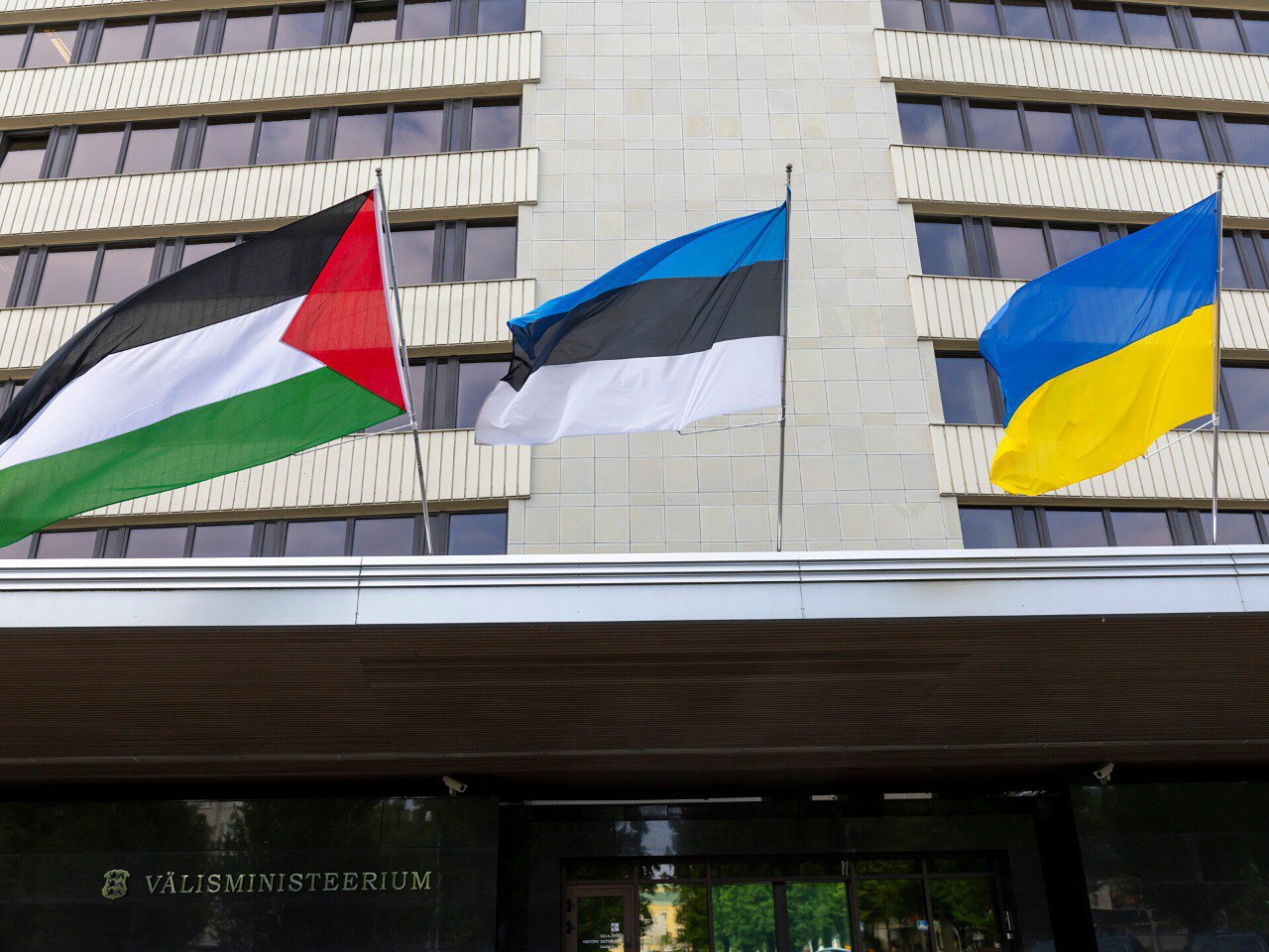 Депутаты парламента Эстонии предлагают запретить иностранные флаги в том числе и Украины вне протокольных мероприятий Депутаты в Эстонии предложили запретить использования любой иностранной символики включая флаг Украины вне протокольных мероприятий сообщает Postimees Существует множество способов выразить солидарность Для этого необязательно чтобы на зданиях государственных учреждений уже многие годы постоянно развевались флаги Украины Вопрос касается национального достоинства и использования государственных зданий Варро Вооглайд один из авторов инициативы Подпишись на primulinmd