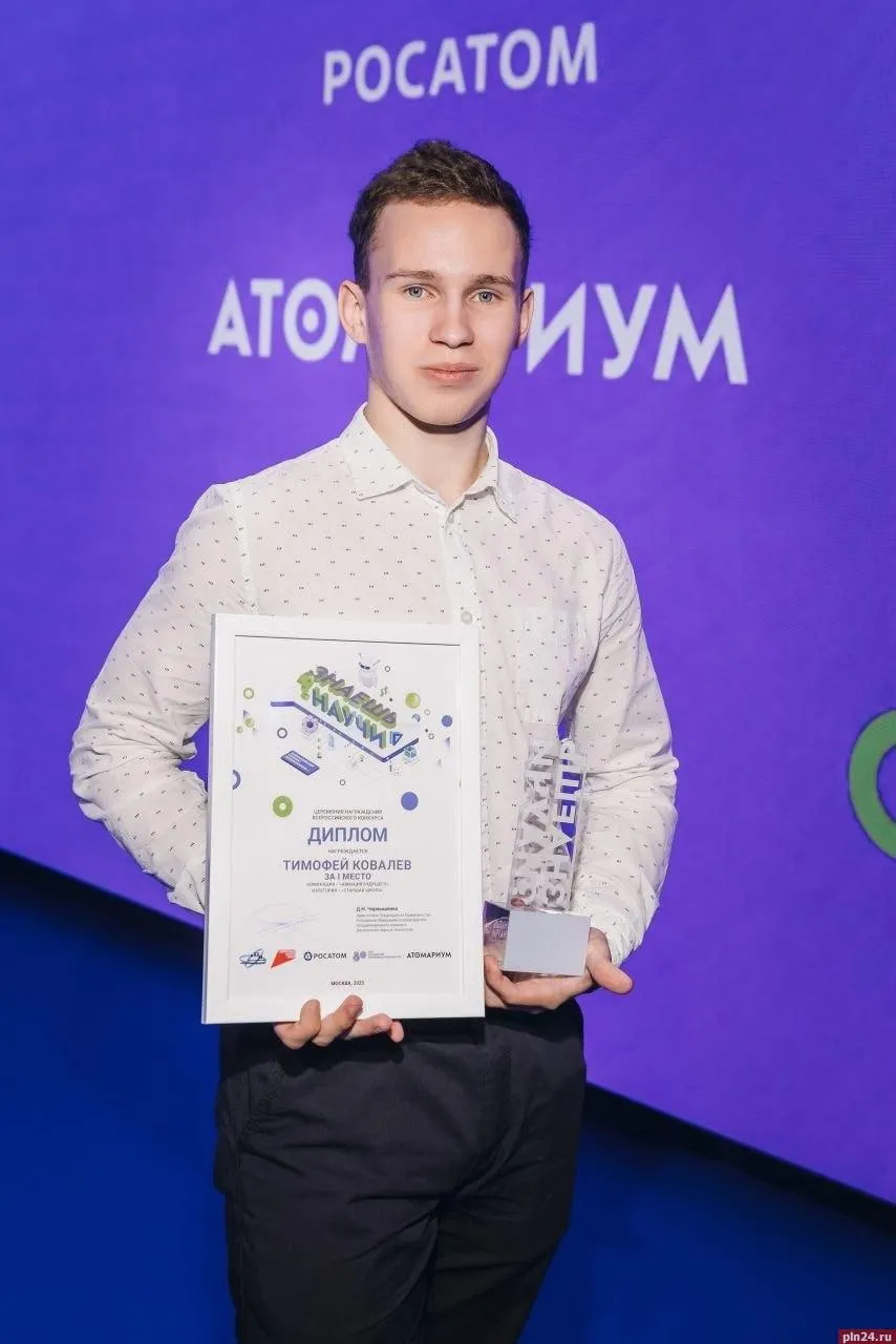 Ученик Псковского технического лицея победил во Всероссийском конкурсе Знаешь Научи Тимофей Ковалёв ученик 11 класса Псковского технического лицея стал победителем V сезона Всероссийского конкурса детского научно популярного видео Тимофей представил работу в номинации Двигателестроение В доступной и увлекательной форме он объяснил Как физика поднимает самолёты в небо Какая карусель работает внутри двигателя Что происходит в сердце самолёта от компрессора до выброса газа через сопло Про конкурс За 5 сезонов более 12 000 видеороликов от участников со всей страны В юбилейном V сезоне свыше 2 000 работ Темы 2026 года БПЛА искусственный интеллект инновационные материалы великие учёные В шорт лист вошли 162 полуфиналиста победителей определяло экспертное жюри по четырём критериям глубина раскрытия темы оригинальность качество съёмки и подача материала ПЛН в MAX
