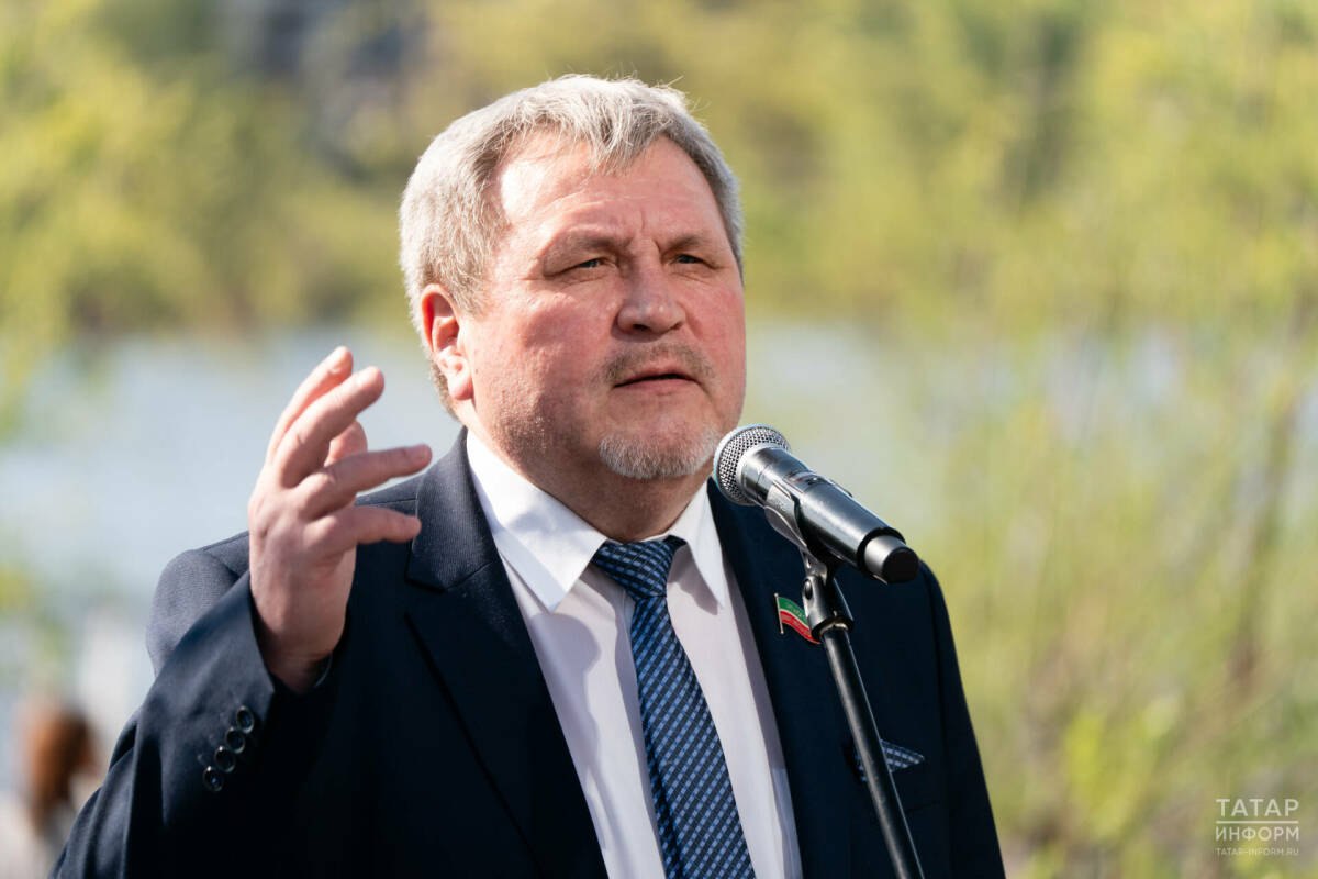 Ркаил Зайдулла назвал утрату родного языка угрозой для будущего народа Депутат Государственного Совета Татарстана, председатель Союза писателей РТ Ркаил Зайдулла высказал свое мнение в связи с изменениями, внесенными в «Закон о языках народов РФ». «Наши предки говорили: “У кого есть своя страна – у него есть и язык, нет страны – нет языка”. Если нет языка – значит, нет ни народа, ни его страны. Обратите внимание, изъятие национальных компонентов началось с 2004 года, с тех пор ведется политика уничтожения языков, кроме русского языка. Кто за этим стоит? Не знаю. Но это дело началось не только в этом столетии. Если посмотрим на историю, это – политика, идущая на протяжении веков. В истории были разные времена», – сказал он в своем выступлении на 11-м заседании Госсовета РТ. Ркаил Зайдулла напомнил строки армянского поэта: «Зачем вы так давили нас, что превратились мы в алмаз?!» «Мы тоже, видимо, превратились. Так, что иногда и не чувствуем давления. Но у этого есть и другая сторона. Шаг за шагом отступая, мы и язык свой теряем, – сказал писатель. – Потому что при последней переписи населения стало известно, что 600 тысяч татар отреклись от своего языка. Не говоря о том, что мы не досчитались 1 миллиона татар в численности нашего народа. Есть разные причины. Но то, что 600 тысяч татар утратили свой язык, говорит о многом», – сказал депутат. Он подчеркнул, что эти процессы могут привести к печальным последствиям. «Исчезает народ – значит, исчезает и его государственность. Значит, это – прямая угроза нашим национальным республикам. Не стоит этого забывать. Только у народа, имеющего свою страну, есть язык, и только у народа, имеющего свой язык, есть своя страна», – завершил свое выступление спикер.