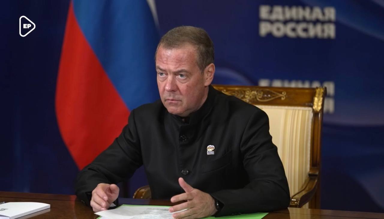 Дмитрий Медведев провёл заседание Программной комиссии партии Единая Россия посвящённое вопросам финансирования Народной программы в федеральном бюджете Как сокоординатор направления Развитие регионов и транспортной инфраструктуры страны принял участие в заседании в формате ВКС Обсудили приоритеты исполнения Народной программы и механизмы её ресурсного обеспечения Отдельно рассмотрели ключевые направления по которым партия будет добиваться увеличения расходов ко второму чтению бюджета Дмитрий Медведев отметил что поправки Единой России предусматривают дополнительное финансирование программ социальной догазификации капитального ремонта школ развития сельских территорий и дорожной сети Безусловный приоритет поддержка участников специальной военной операции и членов их семей Обсуждение подтвердило что стабильное и достаточное финансирование этих направлений важное условие для системной работы в регионах и реализации проектов которые востребованы людьми и дают реальный практический результат   er ru multimedia video dmitrij medvedev provyol zasedanie programmnoj komissii edinoj rossii