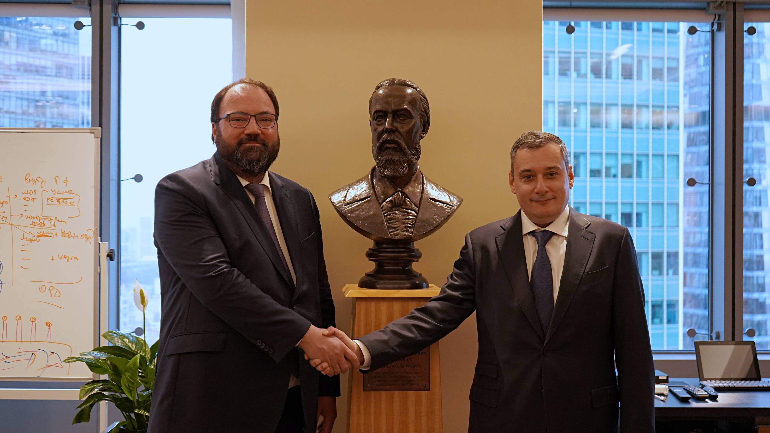 В Курске будет создан филиал Центрального музея связи имени Попова Об этом договорились во время встречи с министром цифрового развития связи и массовых коммуникаций России Максутом Шадаевым Встретились с ним сегодня в Москве Договорились что музей разместится в доме связи на Красной площади в здании Центрального почтамта Это место совсем скоро обновится в этом году при поддержке Почты России мы начали ремонт Музей связи основан в 1872 году и посвящён истории развития средств связи его основу составляют экспонаты по истории почтовой телеграфной телефонной радиосвязи и радиовещания телевидения мобильной космической и спутниковой связи Кроме того в коллекции музея государственная коллекция знаков почтовый оплаты России Обсудили с министром иные меры поддержки Курской области Ранее мы запустили проект цифровой трансформации Минцифры России также увеличит финансирование в области программы Устранения цифрового неравенства и создание за счёт федеральных средств базовых станций приёма в сельской местности для населённых пунктов до и более 100 человек 500 ую станцию совсем недавно открыли в Черемисиновском районе С Максутом Игоревичем работаем давно и плотно и я рад что ведомство оказывает серьёзную поддержку Курской области ХИНШТЕЙН Подписаться в VK MAX Telegram