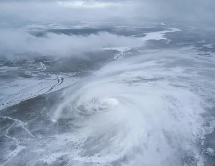 Ураганный ветер прогнозируется в Усть Камчатском округе с вечера 24 января По данным краевого УГМС ветер у мыса Африка и в Камчатском проливе будет достигать 25 30 м с с порывами до 40 42 м с Явление сохранится и в ночь на 25 января Согласно приказу КГКУ Камчатуправтодор закрыто движение для всех видов транспорта от РКЗ 66 до аэропорта в селе Крутоберёгове до 10 00 воскресенья 25 января Такая мера принята для обеспечения безопасности дорожного движения Подписывайтесь на наш канал в MAX устькамчатскийокруг циклон непогода