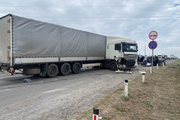 В Волгоградской области возбудили уголовное дело по факту ДТП с погибшим подростком  Ход расследования взяла на контроль прокуратура региона.  Авария произошла на автодороге Волгоград – Каменск-Шахтинский – Луганск. Примерно в 13.40 на 134-м километре трассы 40-летний водитель Chery Tiggo 4 Pro выехал на встречную полосу и совершил столкновение с автомобилем LADA Vesta, который следовал в попутном направлении. После этого автомашина Chery врезалась в грузовик марки DAF, двигавшийся во встречном направлении.  Травмы, полученные в результате ДТП 15-летним пассажиром Chery, оказались несовместимыми с жизнью. Подросток скончался на месте. Водитель легковой иномарки госпитализирован.  По факту аварии возбуждено уголовное дело согласно ч. 3 ст. 264 УК РФ «Нарушение правил дорожного движения лицом, управляющим автомобилем, повлекшее по неосторожности смерть человека». Фото: прокуратура Волгоградской области