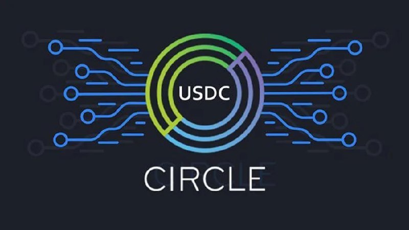 Circle открыла доступ к публичному тестнету блокчейна Arc Компания Circle известная как эмитент стейблкоина USDC анонсировала запуск публичной версии тестнета собственного платежного блокчейна Arc Среди партнеров проекта значатся крупные игроки рынка BlackRock Visa Amazon Web Services AWS и AI компания Anthropic Arc построен с полной поддержкой виртуальной машины Ethereum EVM Пользователи смогут оплачивать комиссии гас непосредственно токеном USDC и получать практически мгновенное подтверждение транзакций Важной особенностью сети является интегрированный обмен стейблкоинами и опции приватности по желанию пользователей Хотя блокчейн Arc интегрируется в продуктовую линейку Circle компания подтвердила намерение продолжать поддержку всех существующих сетей где используется токен USDC В планах компании постепенная децентрализация Arc путем открытия участия валидаторов и расширения прав управления в дальнейшем