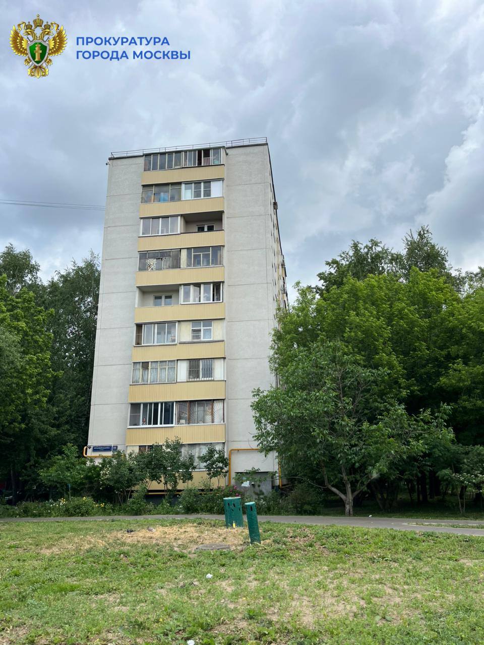 Двухлетняя девочка скончалась в столичной больнице после падения из окна квартиры на 9 этаже в Вешняках. Малышка осталась без присмотра родителей, сумела забраться на подоконник и упала вниз. Столичная прокуратура призывает родителей не оставлять детей одних в помещении, где открыто окно, позаботиться о том, чтобы ребенок не имел возможность его открыть, устранить все варианты добраться до подоконника. «Москва»