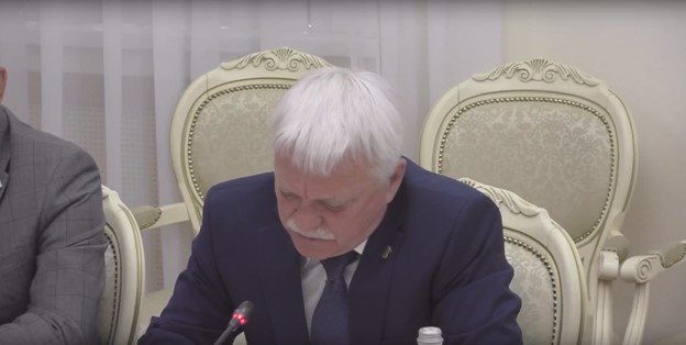 В Курской области завершается весенняя посевная кампания В регионе полностью завершён сев ранних яровых зерновых культур, однолетних трав, сахарной свёклы, ярового рапса и подсолнечника. Помимо этого, близится к завершению сев поздних яровых культур. Площадь посевов теплолюбивых культур составляет около 90 процентов от запланированной: 120 тысяч гектаров кукурузы и 350 тысяч гектаров сои. Минсельхозом Курской области уточнен ущерб, причиненный сельскохозяйственному производителю весенними заморозками. — Материальный ущерб хозяйств на пересев и на проведение уходных работ в садах составил 250 млн рублей, — сообщил на заседании регионального Правительства врио замгубернатора Курской области Геннадий Бабаскин. «Вести.Курск». Только проверенная информация.