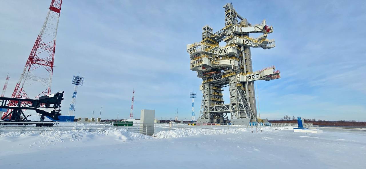 Стартовый стол для ракет носителей Ангара построили на космодроме Восточный Площадь стартового стола составляет чуть больше 45 тыс м2 В настоящее время он стал одним из самых современных и автоматизированных в мире сообщает Роскосмос Для стартового комплекса тяжёлого класса Ангара построили еще 37 объектов командный пункт технологический блок и хранилище кислорода и азота прожекторные мачты перрон взятия проб При строительстве КРК Ангара учитывались все технологические достижения последних десятилетий Всего на данный момент в рамках строительства стартового комплекса Ангара введено в эксплуатацию уже 70 сооружений Оставшиеся вспомогательные сооружения планируется сдать до конца марта 2026 года рассказал руководитель Дирекции космодрома Восточный Николай Новиков Фото Космодром Восточный Дирекция сделановроссии Подписывайтесь на Сделано в России