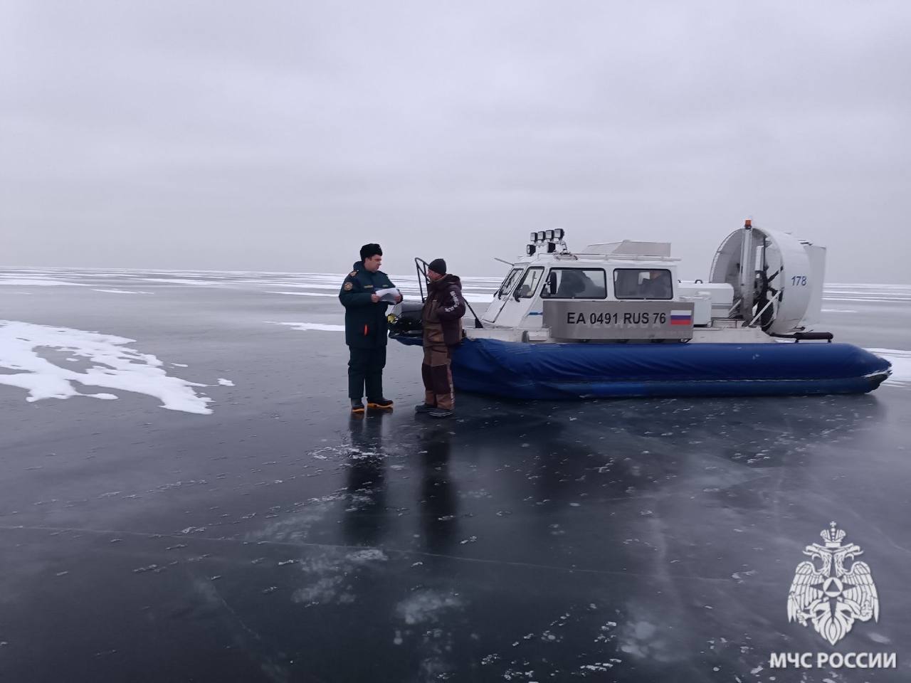 Выход на лёд запрещен!  Ежедневно на льду собираются любители рыбной ловли, а в некоторых местах и играющие дети, поэтому контроль со стороны инспекторов ГИМС МЧС России в составе административных комиссий повышенный.  Главное управление МЧС России по Ярославской области напоминает, нарушение запрета выхода на лед регулируется законом Ярославской области «Об административных правонарушениях» №100-З. Штраф за нарушение - 5000 рублей.  Уважаемые жители и гости региона, не пренебрегайте собственной безопасностью! Выход на лед опасен для жизни!   Ваша безопасность - ваша ответственность!