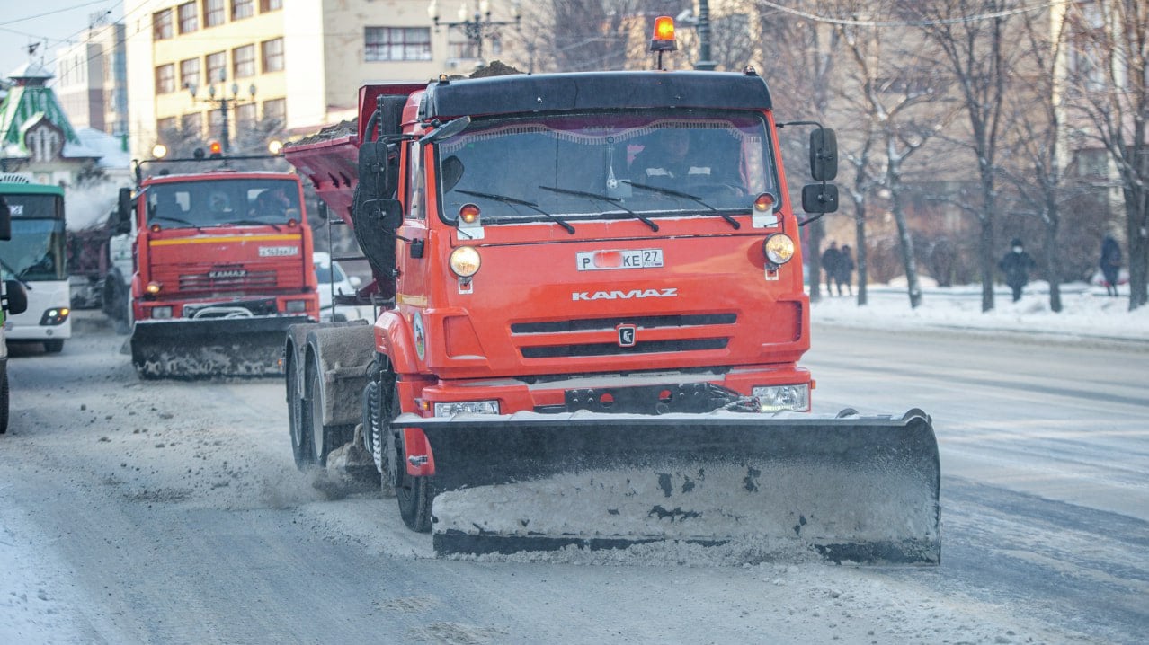 Снегоуборочная техника борется с последствиями осадков в Хабаровске  Ночью на дорогах города работало 18 единиц техники, в том числе погрузчики, реагенторазбрасыватели, мусоровозы и другие. В первую очередь уборка ведется на магистралях, по которым ходит общественный транспорт.    Прочитать статью полностью