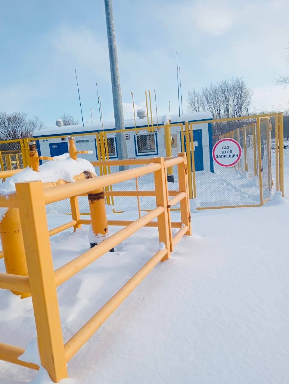 ООО Газпром газораспределение Южно Сахалинск подводит итоги работы в 2025 году По итогам Президентской Программы развития газоснабжения и газификации Сахалинской области 2021 2025 гг специалисты компании Газпром газораспределение Южно Сахалинск успешно завершили ряд важных проектов по развитию и модернизации островной газовой инфраструктуры В течение 2025 года построено и введено в эксплуатацию 187 км газораспределительных сетей включая межпоселковые и внутрипоселковые газопроводы Впервые газ пришел в 21 населенный пункт Сахалинской области благодаря чему техническую возможность пользоваться голубым топливом получили 11791 житель до границ участков построено 7370 газопроводов вводов выполнено 5632 подключения На начало декабря текущего года проведено более 18400 технических обслуживаний За 2025 год произведен полный обход всех подвальных помещений МКД находящегося в непосредственной близости эксплуатируемых подземных газопроводов Сахалинская область лидирует на Дальнем Востоке по темпам подключения к газовым сетям Это подтверждается интегральным показателем который учитывает количество заключенных договоров и выполненных подключений