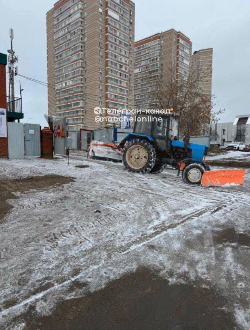 Жители Набережных Челнов пожаловались на заваленные снегом дороги. В ответ ЖКХ отправило фото работы снегоуборочной техники, но есть нюанс… вся техника была пририсована в фотошопе.