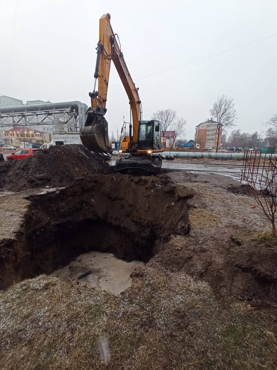 Яма на Дачной образовалась из-за провала канализационного коллектора.  В РБК рассказали, что этот железобетонный трубопровод проложили еще в 1981 году. Такие коллекторы рассчитаны на 30-40 лет эксплуатации в агрессивной среде.  «Срок службы старых железобетонных коллекторов сейчас близок к критическому. Здесь, на улице Дачной, мы уже прокопали несколько метров по трубе – везде сильная коррозия. Будем менять весь поврежденный участок», —  пояснил мастер цеха канализационной сети РВК-Архангельск Виталий Пономарев.    Работы обещают проводить без ограничения услуг по водоотведению для жителей.    Архангельск №1   Прислать новость