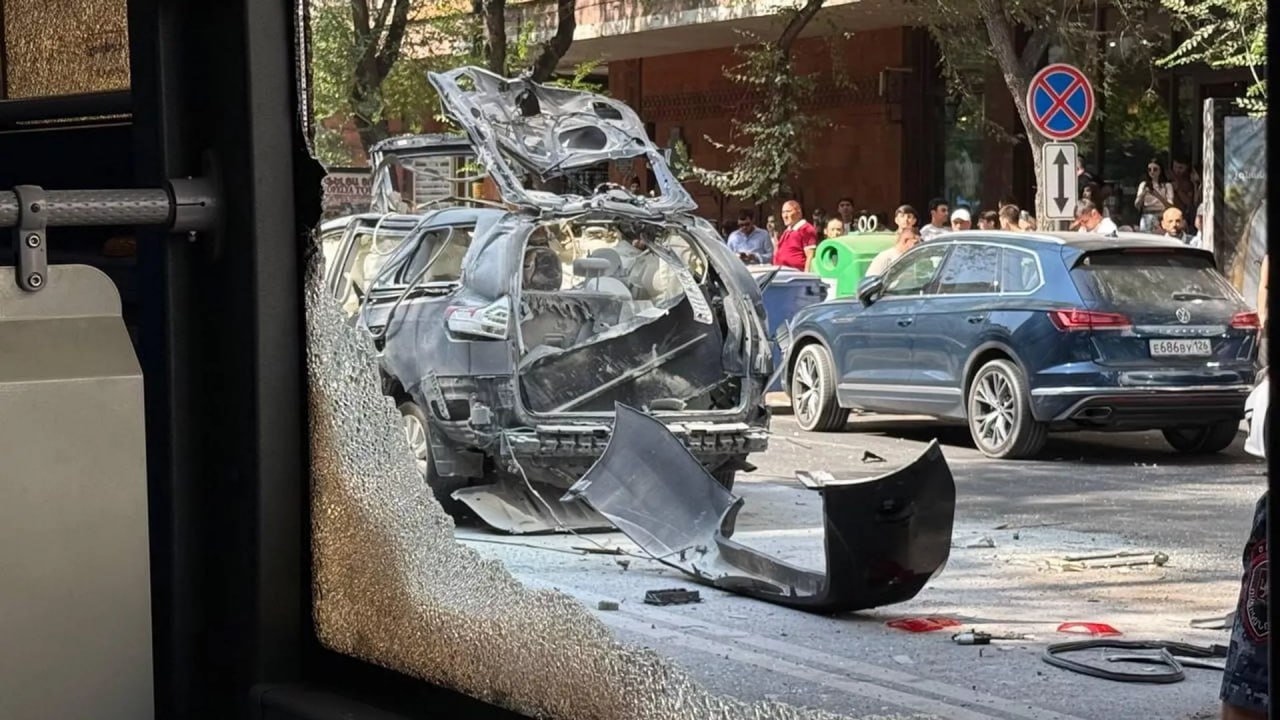 Сегодняшний взрыв баллона в машине прямо в центре Еревана вновь привлек внимание к проблеме безопасности газовых установок Избежать взрывов автомобилей можно если наконец начать штрафовать водителей за халатность заявил в этой связи SputnikARM глава Ассоциации испытателей газовых баллонов Автогаз Мкртыч Тигранян Эксперт неоднократно предлагал привлекать беспечных водителей к административной ответственности однако власти говорят что новый штраф это финансовая нагрузка на людей Тигранян считает такую логику в корне ошибочной И как следствие в Армении сегодня в реальности проверяются газовые баллоны примерно на 2 машин на которых они установлены в основном это корпоративные автомобили и единичные простые граждане