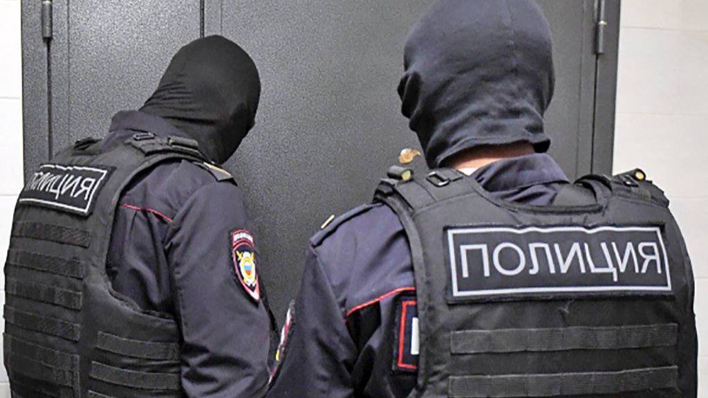 Силовики пришли в «Базу»: главред пропал, офис заблокирован Утром полицейские с ОМОНом провели обыск в квартире главреда «Базы» Глеба Трифонова — с тех пор он пропал. Соседи видели, как его увозят в неизвестном направлении. Где он сейчас — неизвестно, связи с ним нет, адвокаты и коллеги тоже не в курсе. Позже силовики нагрянули и в офис редакции — сотрудники, находившиеся внутри, перестали выходить на связь. Официальных причин визита полиция не называет, но, по информации самой «Базы», всё может быть связано с уголовным делом, возбужденным в одном из регионов. Подписаться Прислать новость