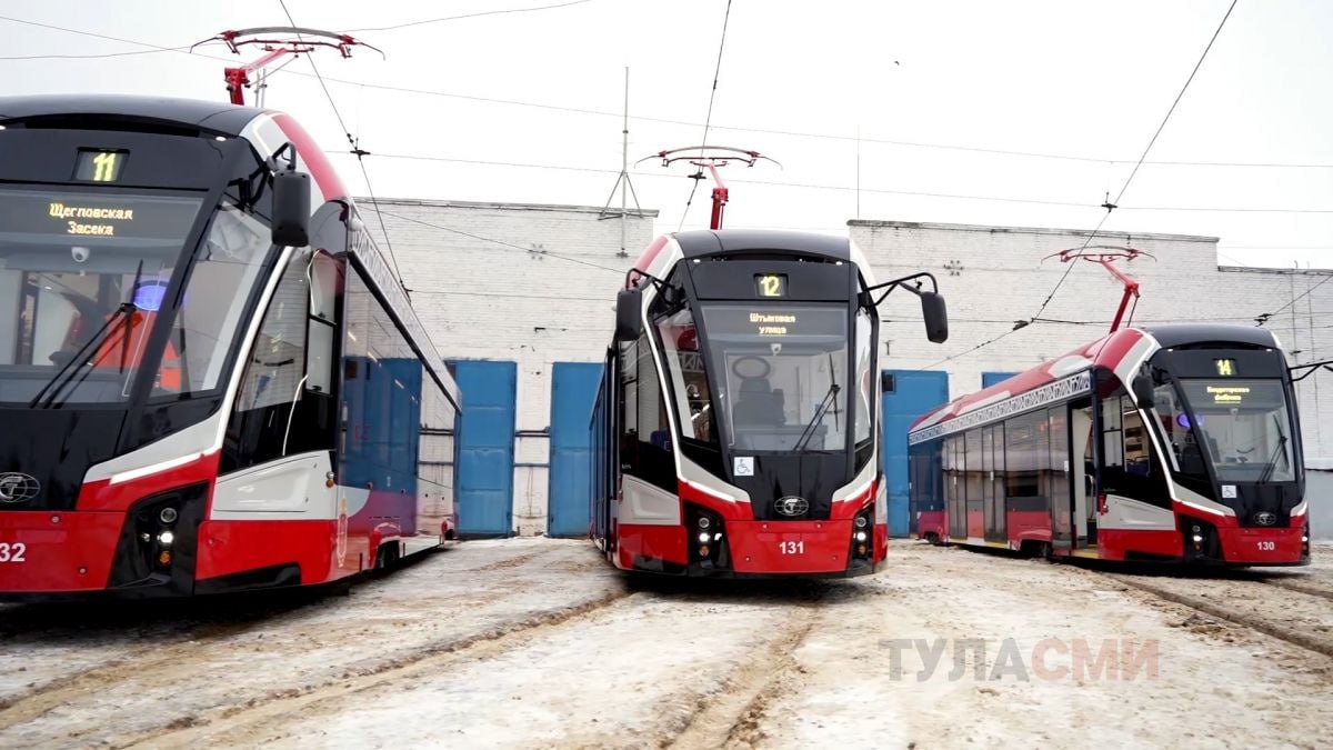 В Тулагорэлектротрансе разъяснили почему утром горожане не смогли влезть в транспорт Утро первого рабочего дня нового года было ознаменовано не только пробками на дорогах но и большим количеством туляков на остановках общественного транспорта Жители массово жаловались на отсутствие автобусов и маршруток в социальных сетях В МКП Тулагорэлектротранс рассказали что автобусы троллейбусы и трамваи в понедельник вышел на линию в штатном режиме Наблюдаются незначительные задержки на пути следования и затруднения в движении из за погодных условий Кроме этого расписание сбивается из за простоев связанных с ситуациями на дорогах неправильно припаркованных авто а также оставленных на трамвайных путях машинах отметили специалисты муниципального предприятия 1  2   Подпишись на новости Мы в MАХ