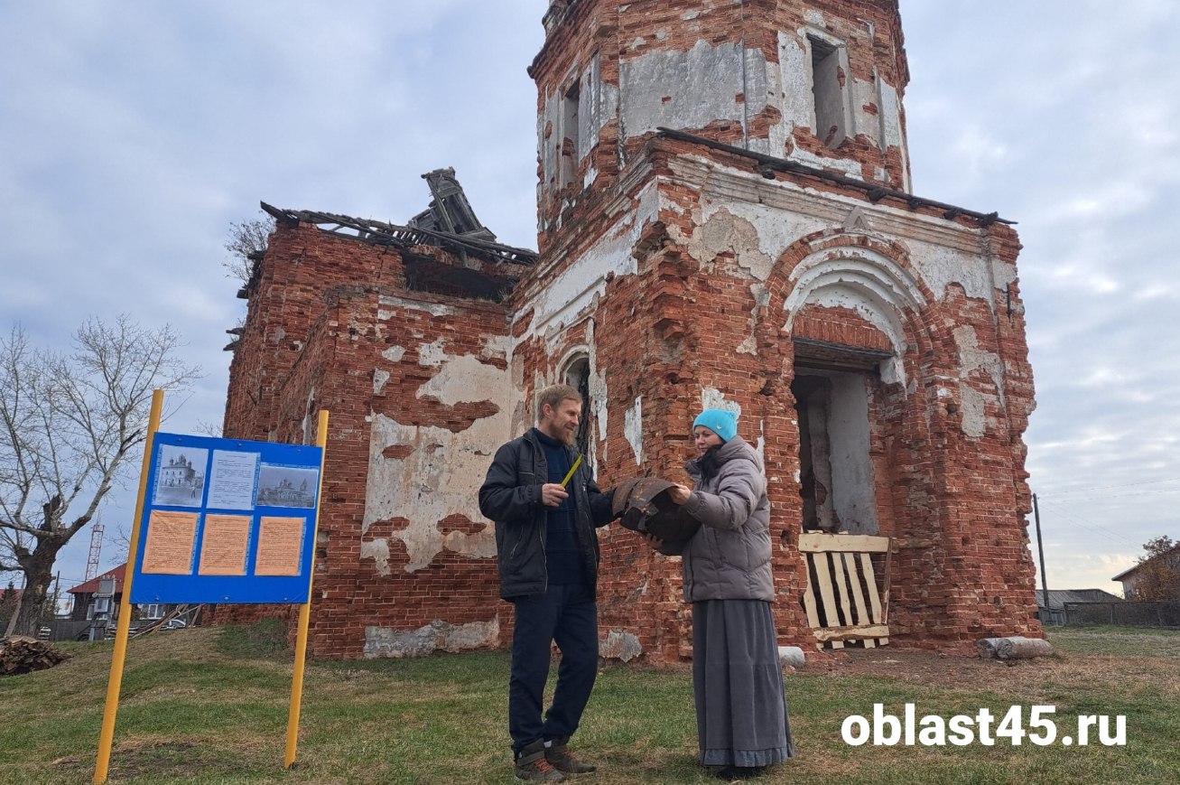 Пара из Курганской области возрождает сельский храм который стоял разрушенным век В зауральском селе Острова Юргамышского округа возрождают Никольский храм Восстановить святыню решили местные жители супруги Просековы Подробности по ссылке oblast45 ru publication 78742