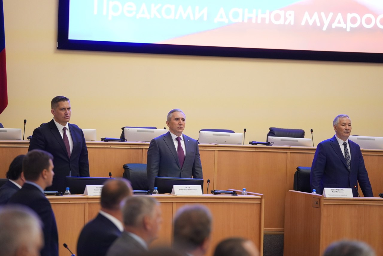 Два выдающихся тюменца – Николай Руссу и Владимир Шарпатов стали почетными гражданами Тюменской области! Депутаты Тюменской областной думы на сегодняшнем заседании единогласно поддержали эту инициативу губернатора Тюменской области Александра Моора. Убежден, не ошибусь, утверждая, что всем жителям Тюмени хорошо известны эти имена и дела, прославившие двух выдающихся граждан нашего города. Николай Александрович Руссу – генеральный директор АО «Мостострой-11», заслуженный строитель Российской Федерации. Строительной отрасли отдал более 40 лет жизни! Руководимая им компания является флагманом строительного комплекса нашего города и всего огромного Тюменского региона. АО «Мостострой-11» и имя его директора Николая Руссу знают и далеко за пределами области... Владимир Ильич Шарпатов – легендарная личность, Герой России. Высшей награды государства он был удостоен в 1996 году за возвращение на Родину из афганского плена самолета Ил-76, захваченного террористами. Сегодня Владимир Ильич ведет активную общественную работу по патриотическому воспитанию молодежи в Тюменском областном Совете ветеранов. Горжусь личным знакомством с этими легендарными людьми, достойными того, чтобы на них равнялось молодое поколение тюменцев.