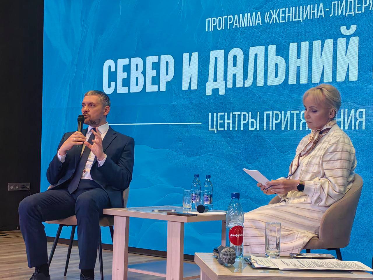 В рамках программы «Женщина – лидер» состоялось совместное выступление глав Забайкальского края и Еврейской автономной области.  Эксперты ожидают, что разработанные участницами программы обучения помогут решить множество проблем, причем неочевидными методами.   «В кейсах можно более дерзко спроектировать какое-нибудь решение. Наиболее успешные решения, появляются в таких условиях», — отметил Александр Осипов.  Врио ЕАО Мария Костюк — особый гость форума. Она единственная женщина-руководитель региона на Дальнем Востоке. Чтобы приехать в Забайкальский край ей пришлось менять свой плотный график.  «Лидерство должно быть правильно понято. Если вы как женщины делаете это из созидания, то у всех все получится», — подытожила она.